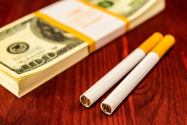 Birkaç sigara ve bir paket 100 dolar.