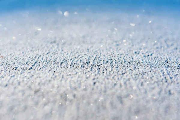 Flocos Neve Brilhantes Superfície Fechar Sob Luz Solar Azul — Fotografia de Stock