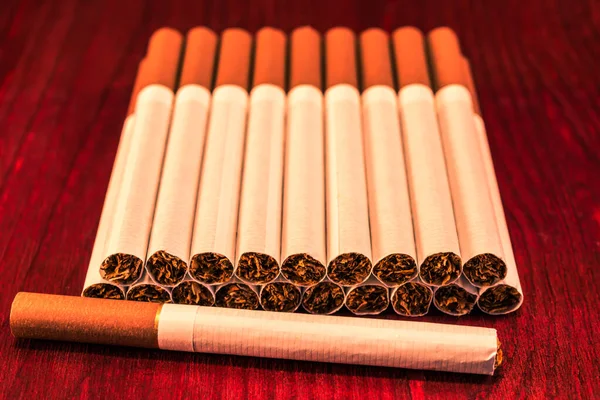 Сигарети Столі Одна Цигарка Передньому Плані — стокове фото