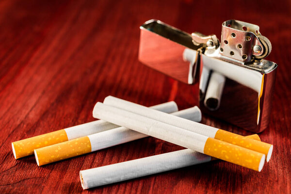 Сигареты с зажигалкой на столе
