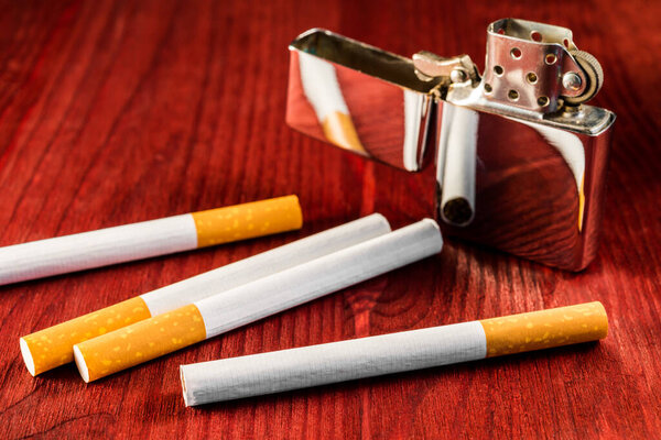 Сигареты с зажигалкой на столе