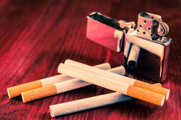 Сигареты с зажигалкой на столе