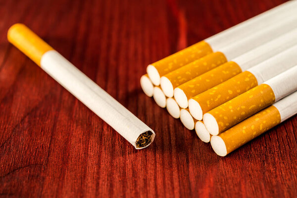 Группа сигарет с сигаретами, лежащих на столе
