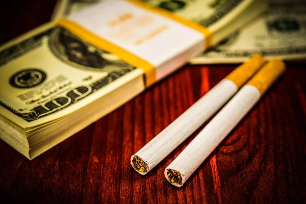 Pár Cigaret Balíčkem Sto Dolarech — Stock fotografie