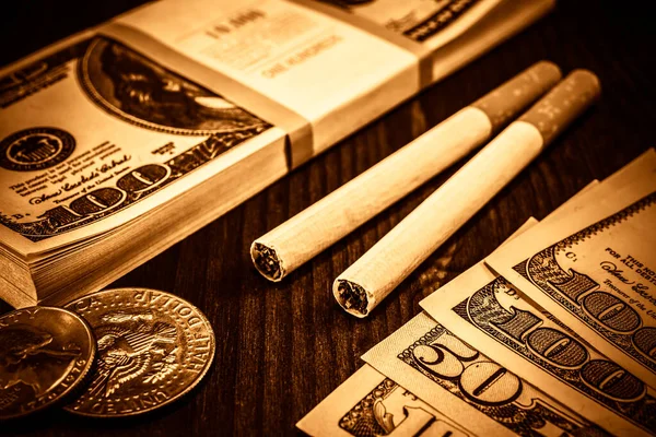 Pár Cigaret Balíčkem Sto Dolarů Mincí — Stock fotografie