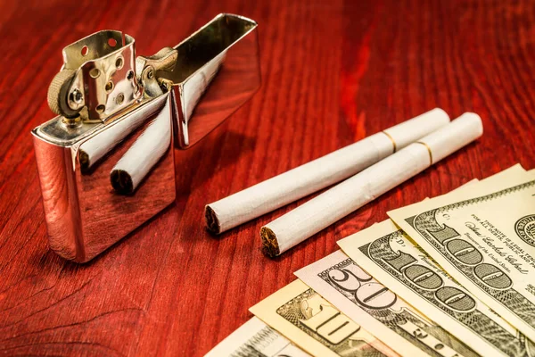 Pár Cigaret Bílými Filtry Několik Dolarů Bil — Stock fotografie
