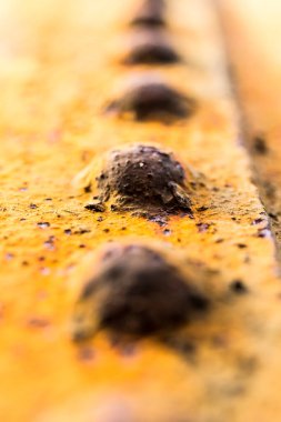 Perçinli eski ve paslı bir metal levha. Açı görünümü