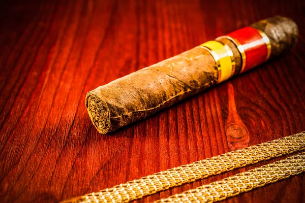 Drogie Kubańskie Cygaro Złoty Łańcuch Stole Mahoniu — Zdjęcie stockowe