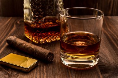 Viski ve bir bardak Küba purosu ve altın sarısı.