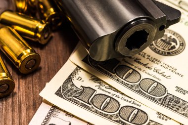 Namlusunda fişekler ve tahtadan hesap olan bir tabanca namlusu.