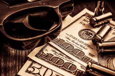 Tabanca tetikleyicisi, fişekler ve tahtanın üzerinde para var.