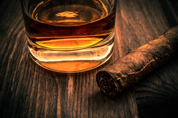 Tahta Bir Masada Bir Bardak Viski Küba Purosu Odaklan — Stok fotoğraf