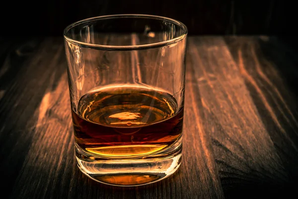 Tahta Bir Masada Bir Bardak Viski Açı Görünümü — Stok fotoğraf