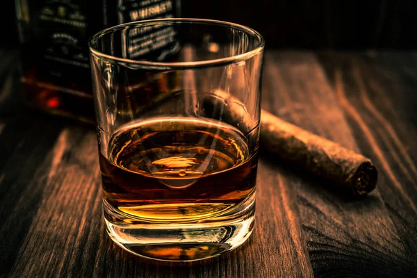 Butelka Whisky Szklanka Kubańskim Cygarem Drewnianym Stole — Zdjęcie stockowe