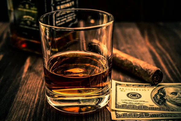 Botella Whisky Vaso Con Puro Cubano Dinero — Foto de Stock