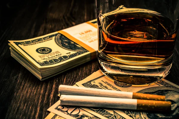 Sklenici Whisky Balíček Dolarů Cigaretami Dřevě — Stock fotografie