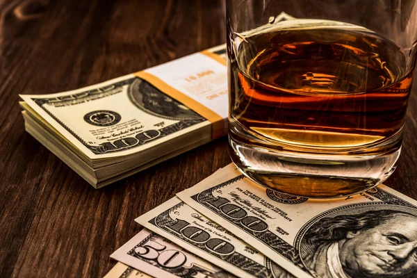 Glas Whisky Met Pakje Dollars Een Houten Tafel Dichtbij — Stockfoto