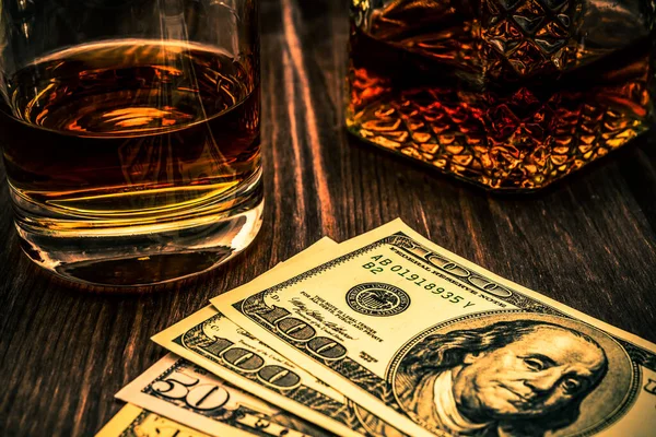 Ein Glas Whiskey Und Dacanter Mit Geld Auf Einem Holztisch — Stockfoto