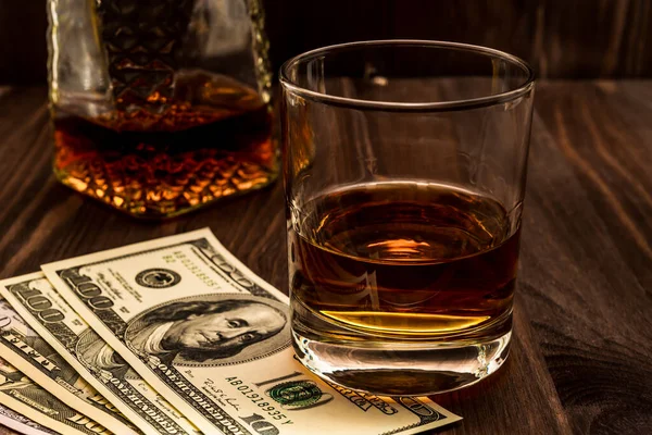 Ein Glas Whiskey Und Dacanter Mit Geld Auf Einem Holztisch — Stockfoto