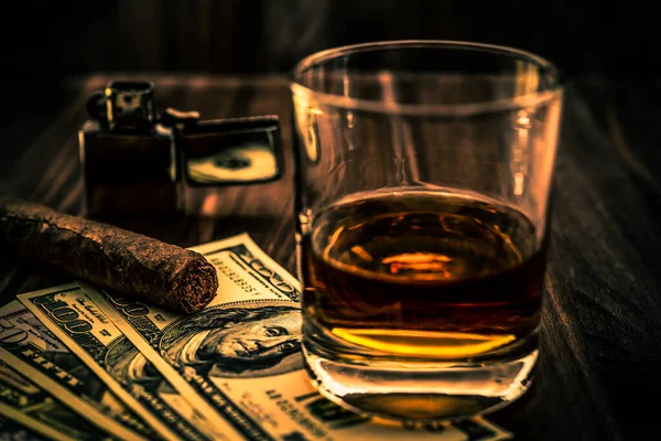 Glas Whiskey Und Revolver Mit Geld Und Tabakpfeife Auf Dem — Stockfoto