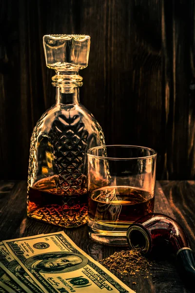 Glas Whisky Mit Geld Und Tabakpfeife Mit Tabakblatt — Stockfoto