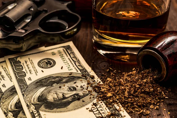 Стакан Виски Револьвера Деньгами Табачной Трубкой — стоковое фото