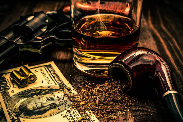 Стакан Виски Револьвера Деньгами Табачной Трубкой — стоковое фото