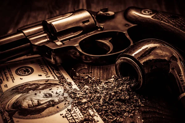 Деньги Пистолет Трубкой Деревянном Столе — стоковое фото