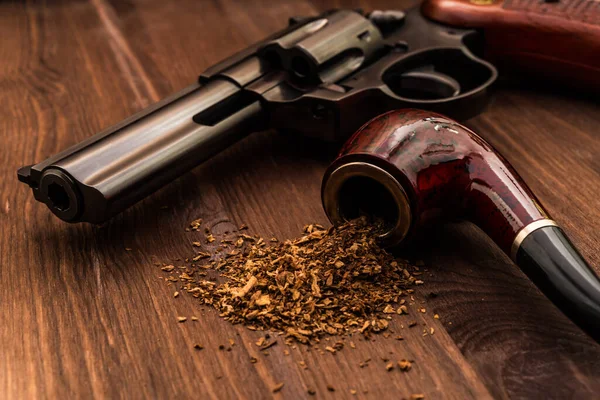 Revolver Avec Pipe Tabac Sur Une Table Bois — Photo