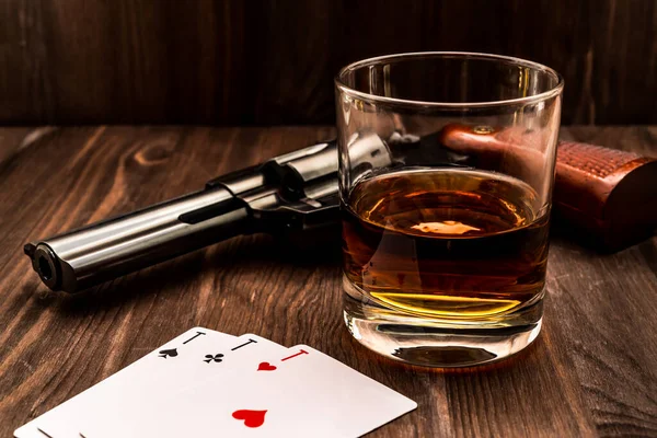 Glas Whiskey Und Spielkarten Mit Revolver Auf Dem Holztisch — Stockfoto