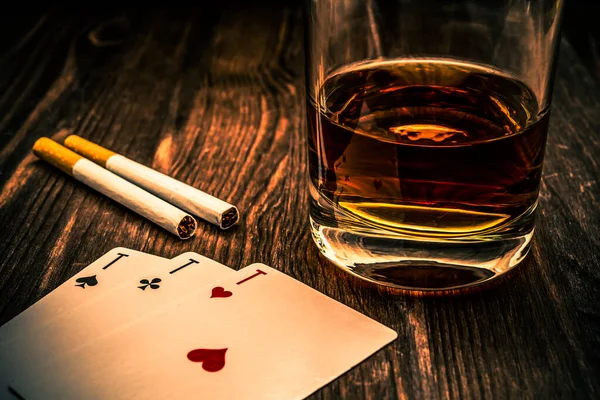 Ein Glas Whiskey Und Spielkarten Mit Zwei Zigaretten Auf Dem — Stockfoto