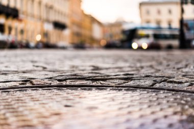 Şehir merkezi meydanı taşla kaplıydı, otobüs sürüyordu. Buradan görüntüle
