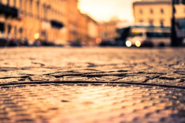 Şehir merkezi meydanı taşla kaplıydı, otobüs sürüyordu. Buradan görüntüle