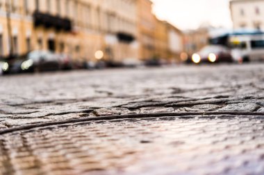 Şehir merkezi meydanı taşla kaplı, araba sürüyor. Buradan görüntüle