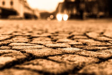 Şehir merkezi meydanı taşla kaplı, Appr 'ın parlayan ışıkları.