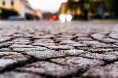 Şehir merkezi meydanı taşla kaplı, Appr 'ın parlayan ışıkları.