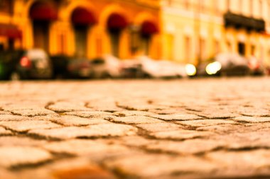 Şehir merkezi meydanı, caddedeki araba. Asfalttan bak!