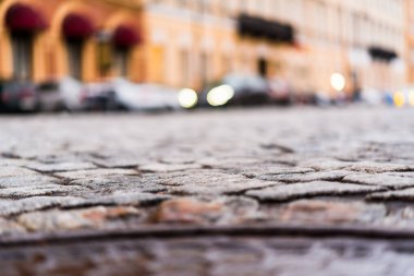 Şehir merkezi meydanı, caddedeki araba. Kapaktan görüntüyü göster