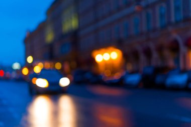 Akşam şehrinin parlak ışıkları, cadde giden araba. Def