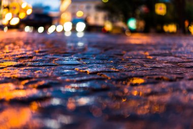 Akşam şehrin parlak ışıkları, yağmurdan sonra saçlar...