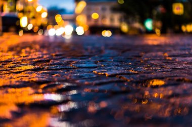 Akşam şehrin parlak ışıkları, yağmurdan sonra saçlar...