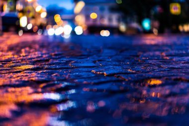 Akşam şehrin parlak ışıkları, yağmurdan sonra saçlar...