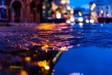 Akşam şehrin parlak ışıkları, yağmurdan sonra, farlar 