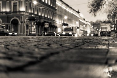 Akşam şehrin parlak ışıkları, yağmurdan sonra saçlar...