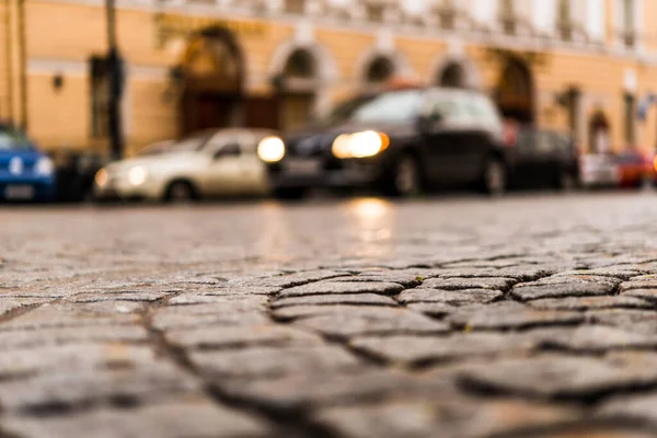 雨の後に石で舗装された市中心部の広場 — ストック写真