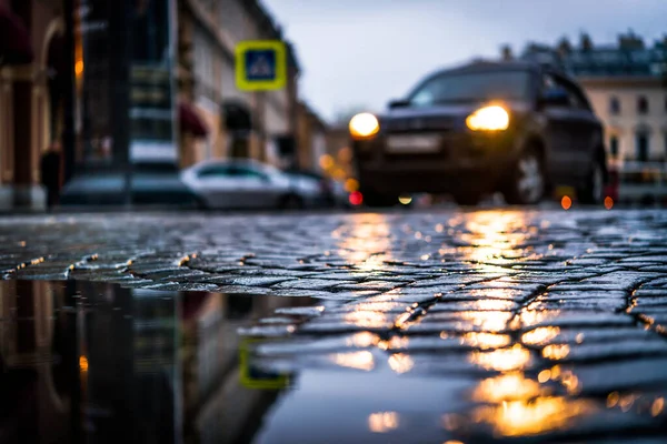 Praça Central Cidade Pavimentada Com Pedra Após Uma Chuva Faróis — Fotografia de Stock