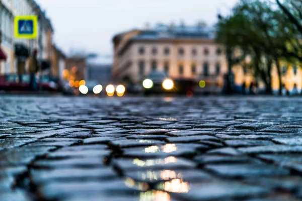 雨の後に石で舗装された市の中心部の広場 ヘッドライトをFr — ストック写真