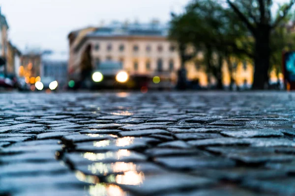Plaza Central Ciudad Pavimentada Con Piedra Después Una Lluvia Faros — Foto de Stock