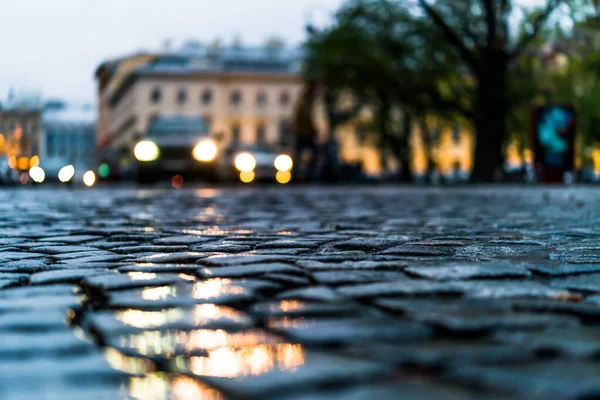 Plaza Central Ciudad Pavimentada Con Piedra Después Una Lluvia Faros — Foto de Stock