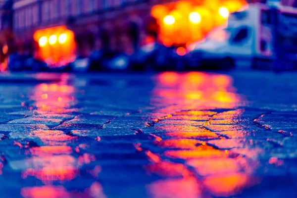 夜の街の明るい光 上の水たまりの反射 — ストック写真